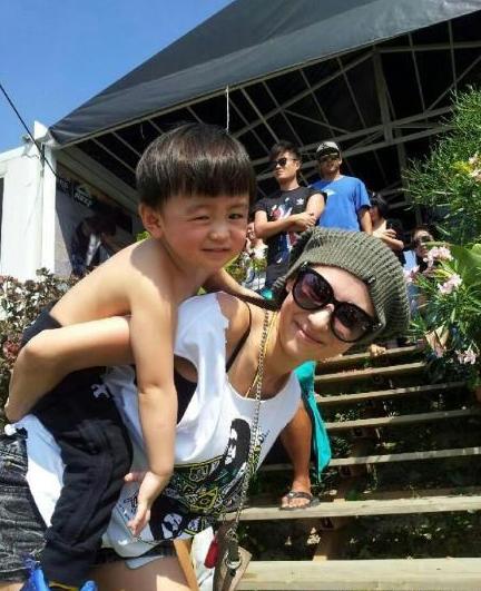 萌小q紧粘张柏芝似树熊 lucas爱耍酷惹伙伴嫉妒