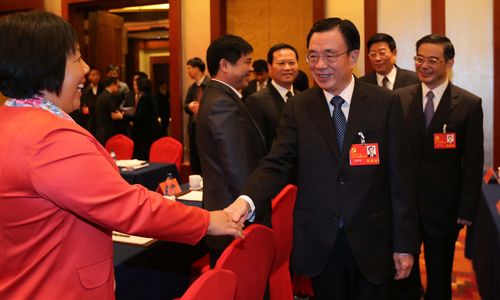 11月7日，中共中央政治局常委、中央纪委书记贺国强来到湖南代表团,亲切看望全体代表。  本报记者  张目   摄
