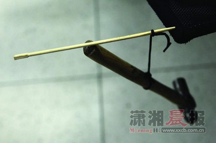 给1根筷子就能悬起1把锤子 魔术般的实验你