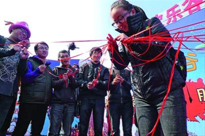 学习谈恋爱:<em>单身男女</em>光棍节忙脱光_教育频道