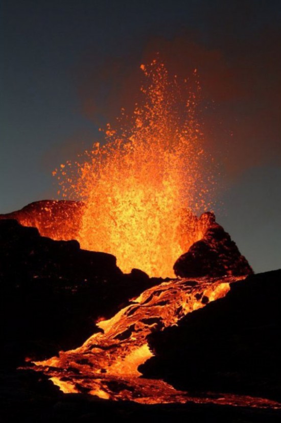 (位于印度洋的留尼旺岛富尔奈斯活火山)