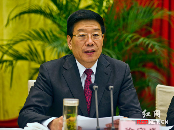  湖南省委副书记、省长徐守盛介绍党的十八大盛况，传达贯彻十八大精神。