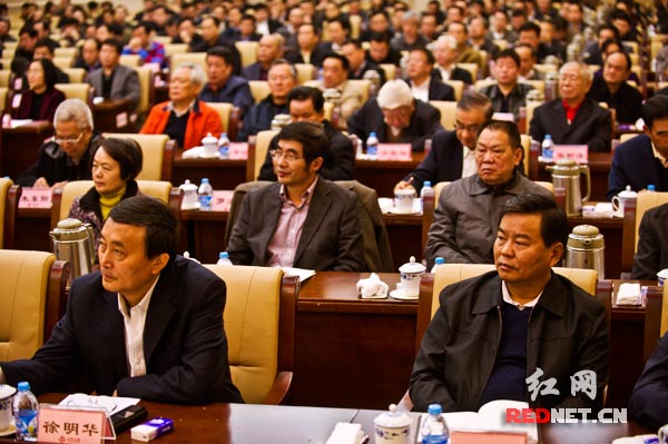 湖南各界人士在大会上聆听党的十八大的盛况，认真学习领会党的十八大精神。