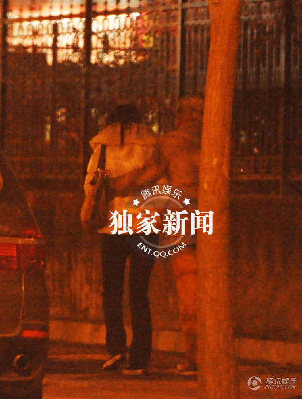 徐峥背妻幽会神秘女图片