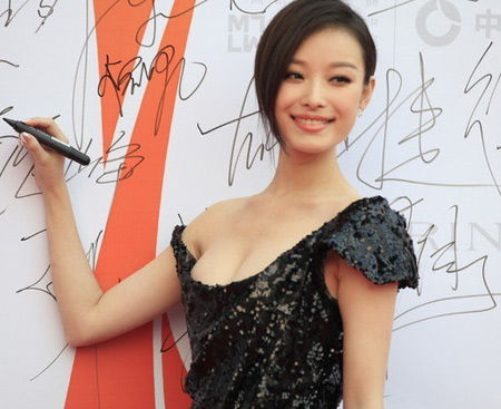 章<em>子怡</em>倪妮领衔十大肩带<em>滑落</em> 胸器走光女星家