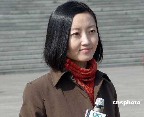 男子车顶绑棺材游街图片