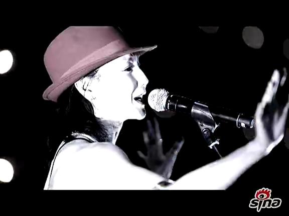 [视频]实拍张曼玉首度登台高歌 台风火辣