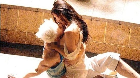 性感女星刘羽琦夜店大醉 遭三港星摸胸狼吻(图