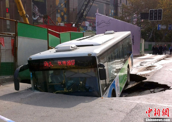 男子车顶绑棺材游街图片
