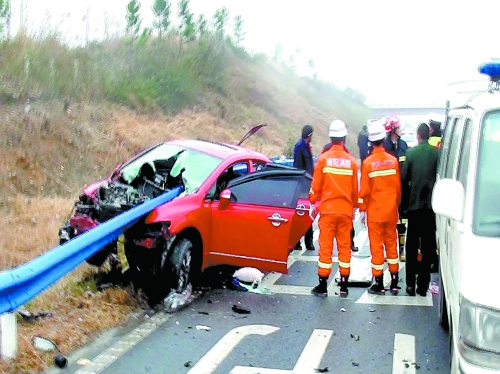 河南境内二广高速护栏穿透轿车 造成2死2伤(图)