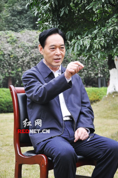 党的十八大代表,湘西州委书记何泽中表示,湘西要争取和全国人民同步