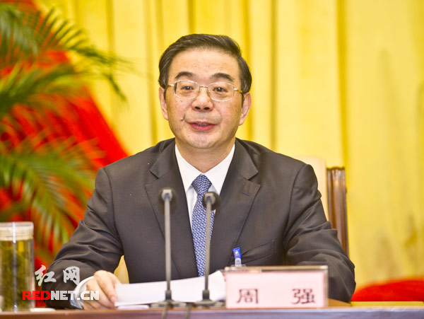 湖南省委书记、省人大常委会主任周强就学习宣传贯彻党的十八大精神向全会作工作报告。