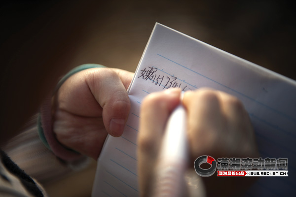 11岁检测女生hiv流浪呈女孩被阳性送福利院手工钱包制作教程家人图片