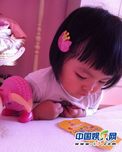 李湘晒3岁女儿王诗龄萌照 网友:长大肯定是个