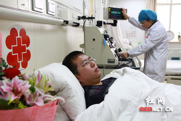 图片说明：为救素未谋面的血液病患者，湖南26岁医学博士骆渺捐出300毫升的造血干细胞。