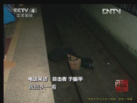 男子车顶绑棺材游街图片