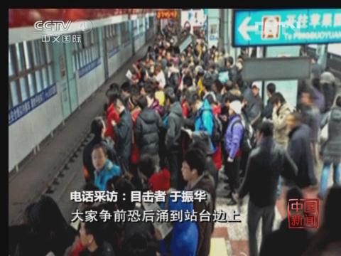 男子车顶绑棺材游街图片