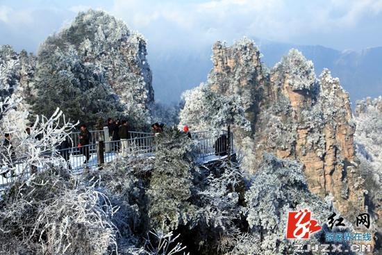 寻找张家界冬雪style 摄影采风活动招募令 红网张家界站12月13日讯(通讯员 吴勇兵 毛坚坚)12月12日,笔者从张家界武陵源区旅游局获悉,为吸引更多的摄影爱好者冬季到张家界摄影采风,推出更多展示张家界绝美风光和风情的摄影力作,武陵源区人民政府、张家界国家森林公园管理处、宝峰湖风景区联合推出寻找张家界冬雪style 摄影采风活动。 本次摄影采风活动从即日起开始报名,全国各地摄影家和摄影达人均可参加。报名者需向宝峰湖杯第二届张家界网络摄影大赛组委会提交个人信息和摄影简历。采风活动时间