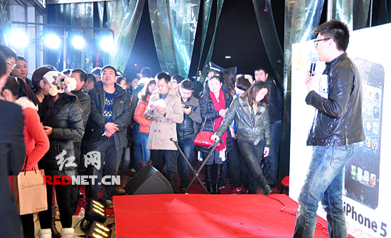 电信版iphone5长沙火爆发售 受果粉疯狂追捧