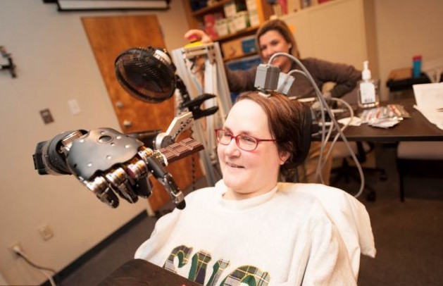 美科学家发明新型脑控机械手臂 帮助残疾人用