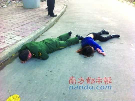 [<em>视频</em>]<em>女子</em>与男友吵架跳桥 武警徒手接救被砸晕