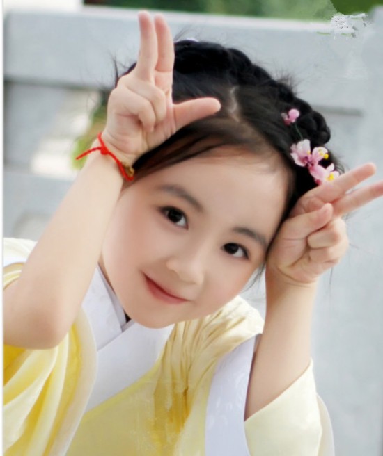 <em>八岁</em>小萝莉身着汉服演绎传统古典灵动(组图)_