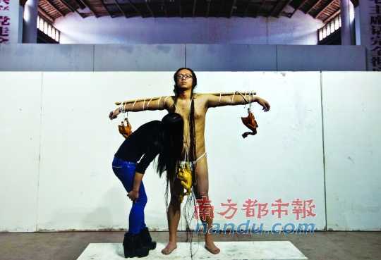 <em>女孩</em>在裸男身上印吻痕 称以此批判不负责任爱