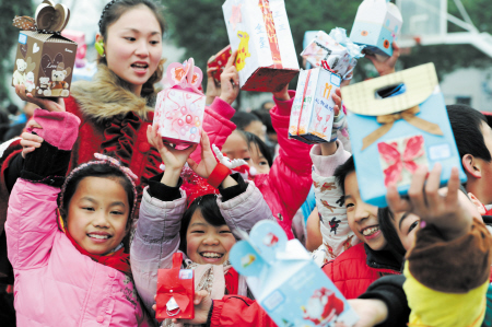 老师帮学生圆梦 千余学生交换礼物传递快乐