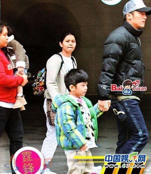 谢霆锋裸上身抱儿子 lucas笑逐颜开紧粘爸爸(图)
