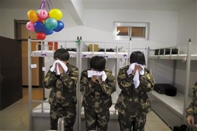 大学生女兵报到最小17岁向记者展示剪掉长发_中
