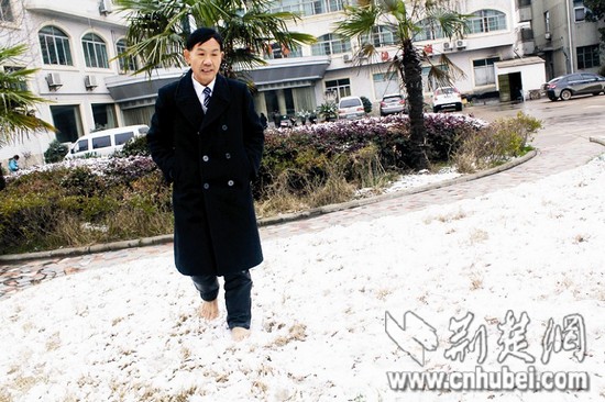 男子患怪病"脚烫"四季穿凉鞋 冬天赤脚走雪地