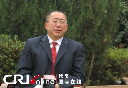 网曝云南彝良县委书记购超标车调女性陪酒赌球