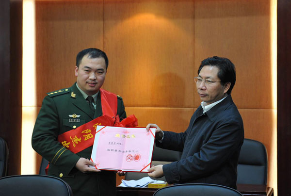 最美兵哥周哲平回湘阴受欢迎 县长颁授荣誉证