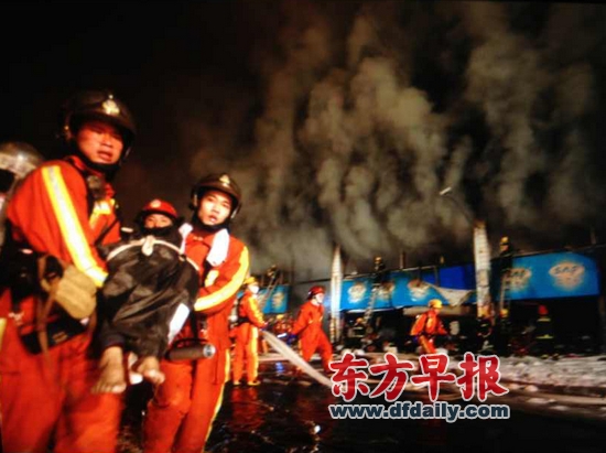 消防员从现场抢救出一名伤者。 早报记者 杨一 图