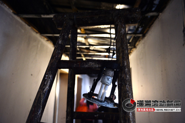 (1月7日下午1时许,长沙湘雅路一家饭店冒出浓烟。接到报警后,民警和消防员火速赶到将火扑灭。图/潇湘晨报滚动新闻记者 陈勇) 红网长沙1月8日讯(潇湘晨报滚动新闻记者向帅 龚柏威)1月7日下午1时许,长沙湘雅路一家饭店冒出浓烟,接到报警后,民警和消防员火速赶到将火扑灭。 1点30分左右,潇湘晨报滚动新闻记者赶到现场看到,起火的湘宾食府正好位于湘雅路与湘江路交汇口。空气中弥漫着刺鼻的烧焦味,起火点位于二楼过道天花板,屋内到处是被熏黑的痕迹,工作人员正在清理现场。 没有明火,一直冒黑