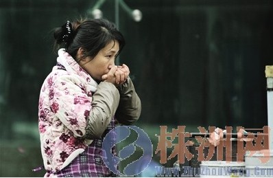 天气寒冷,在外摆摊的小贩哈气暖手.汪成/摄