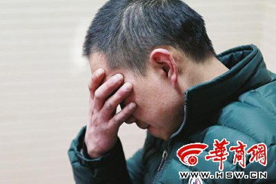 　　周某某接受询问时一直捂住脸本组图片由本报记者汤继颖摄