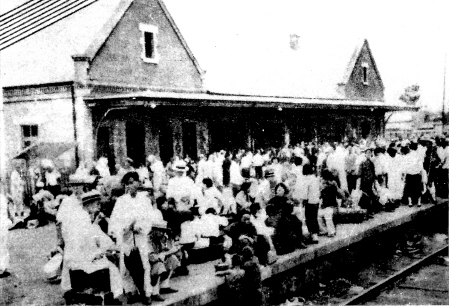 1936��������·ͨ�����ڳ�ɳ��վվ̨�ϵȳ����ÿ͡�