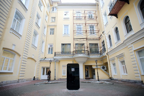 该座纪念碑有1.8米高，外形酷似iPhone4手机。