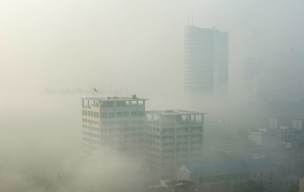1月12日,武汉城区被雾霾笼罩.