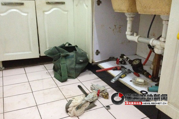 城南公寓老人家中水管阀门坏了 为堵水源全身