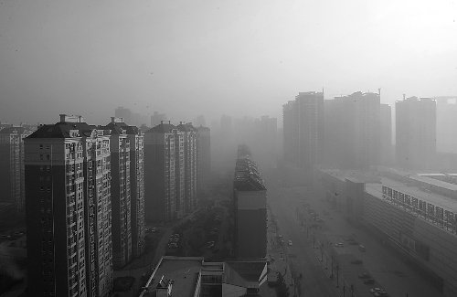 河南雾天高速路实行三级管控 行车不用远光灯