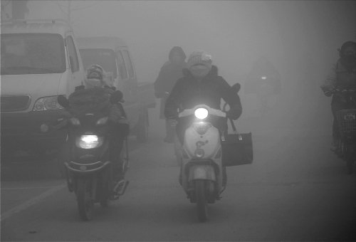 河南雾天高速路实行三级管控 行车不用远光灯