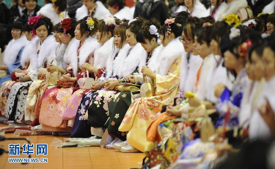 日本:女孩们身着<em>和服的</em>庆祝成人节 高清组图