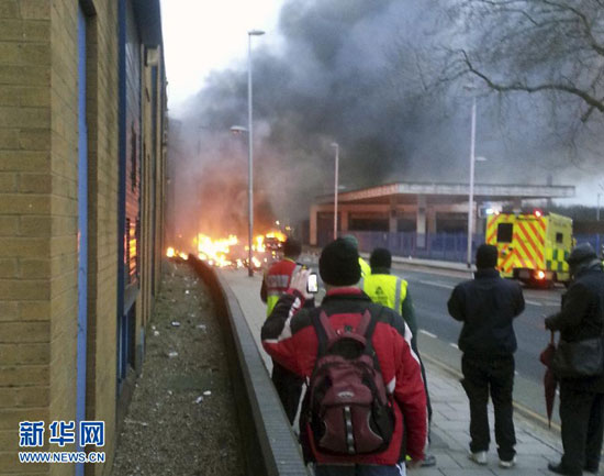 1月16日，在英国首都伦敦沃克斯霍尔区，一架直升机撞上起重机后坠毁。目前已确认俩人死亡。这是英国广播公司（BBC）播放的坠机现场的视频截图。 新华社记者王丽莉摄