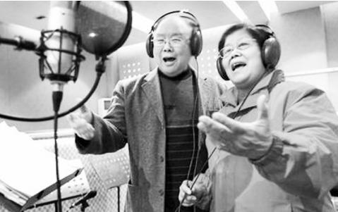 王善朴(左),杨华瑞夫妇在录音棚内认真录制豫剧名段.jpg
