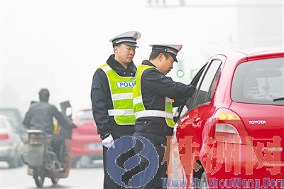 荷塘交警开展新规整治 不少驾驶证只剩半条