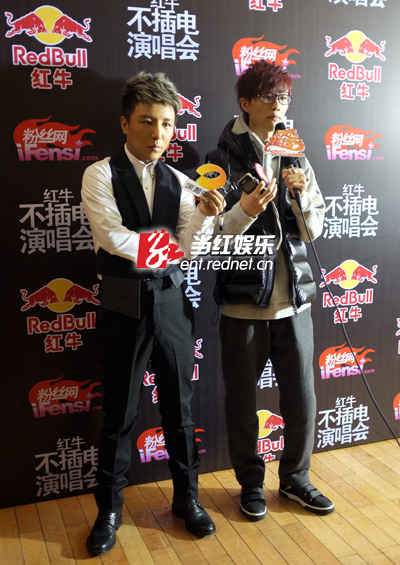 许嵩长沙上演不插电演唱会 直言不刻意改变曲