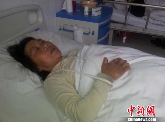 今年68岁的村民陈福芳因阻止征地胳膊被打骨折. 齐永 摄
