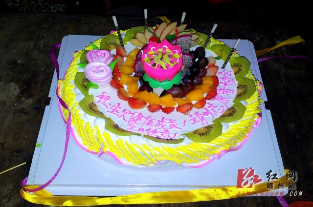 靖州烧伤女婴印诗怡一周岁生日 志愿者送上生